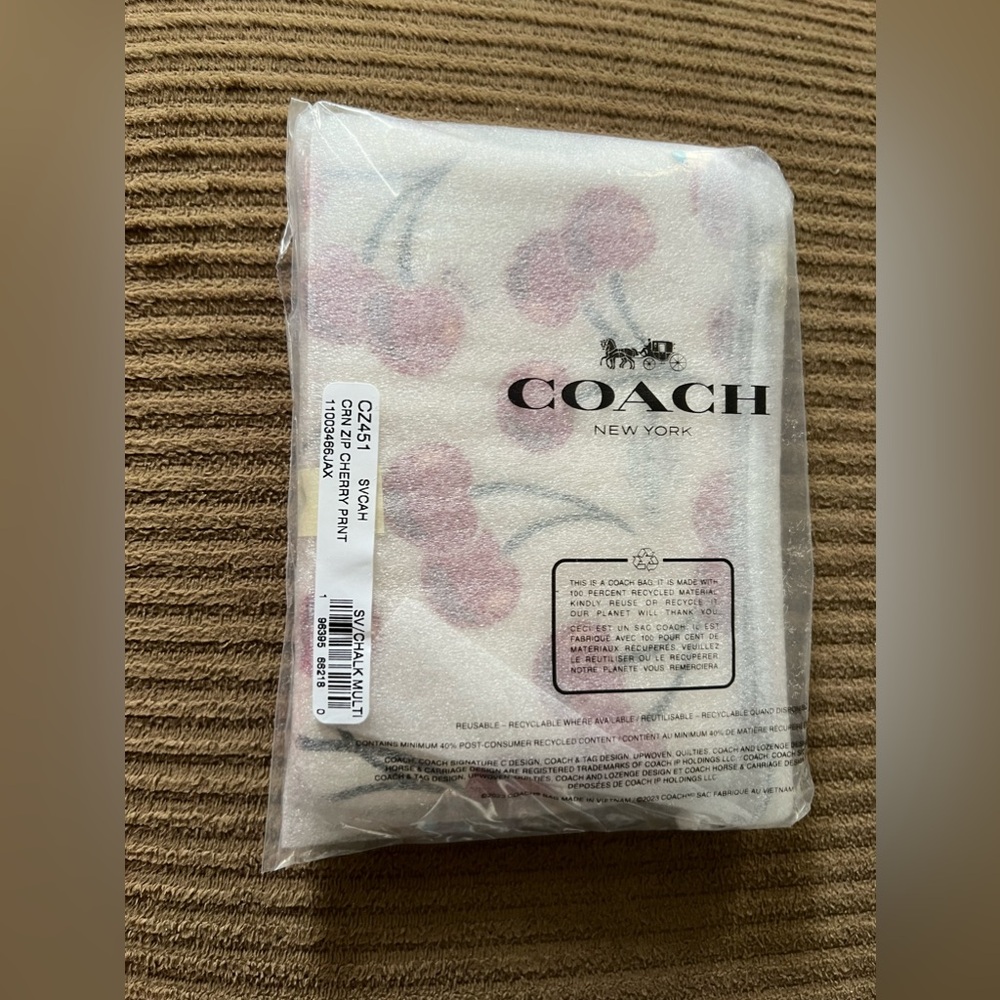 Coach Corner Zip Wristlet With Cherry Print nwt in packaging - Picture 4 of 5